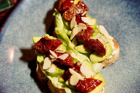 Брускетта с авакадо