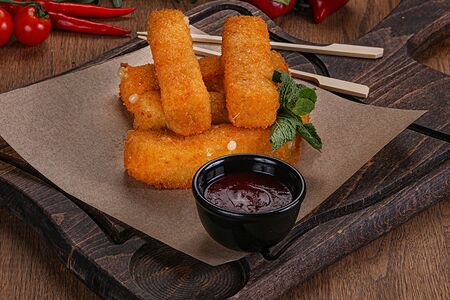 Сыр Чеддер в панировке с халапеньо и соусом