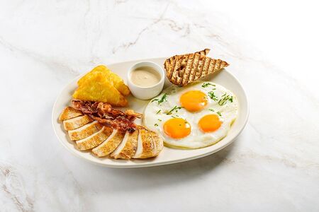 Глазунья с куриным филе на гриле и хашбрауном