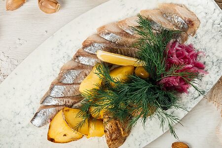 Сельдь слабосоленая с обжаренными дольками печеного картофеля