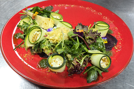 Карпаччо из свеклы с козьим сыром и артишоками