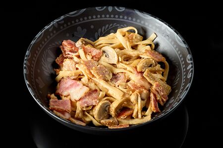 Wok с грибами и беконом