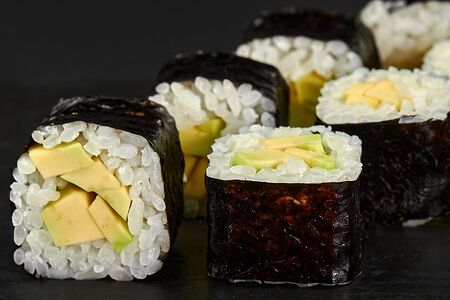 Ролл Маки с авокадо 