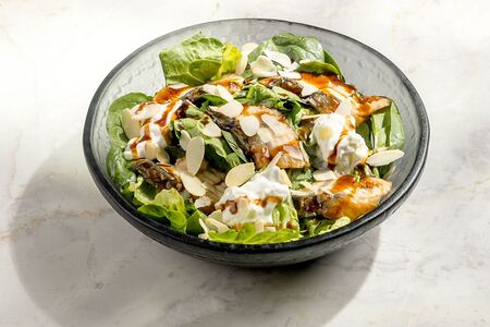 Салат с угрем и страчателлой