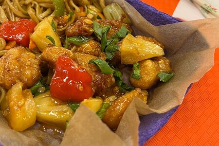 Вок с курицей в остро-сладком соусе