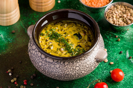 Чечевица с баклажанами в горшочке