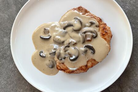 Куриный стейк в грибном соусе