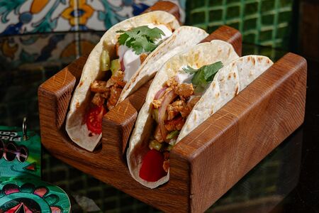 Такос с курицей и овощами