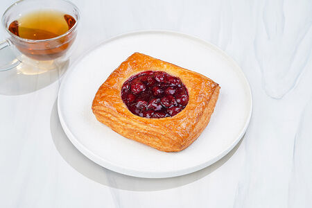 Слойка с вишней и заварным кремом