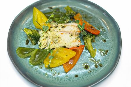 Филе судака с овощами на пару