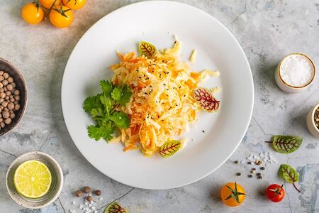 Капустный салат с морковью