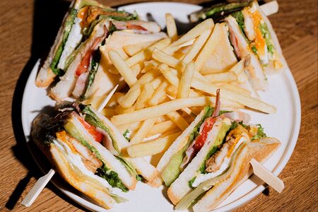 Клаб-сэндвич с курицей и картофелем фри