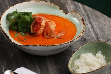 Том ям на кокосовом молоке с маринованными черри и рисом