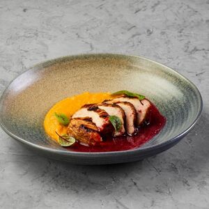 Индейка в маринаде с соусом из клюквы