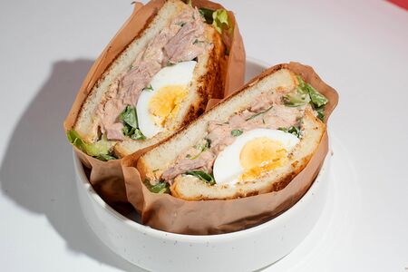 Сэндвич с тунцом и яйцом