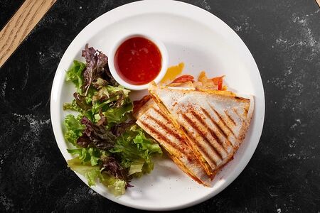 Кесадилья с пепперони и курицей