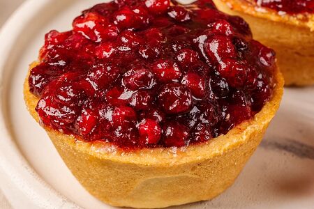 Мини-тарталетка с брусникой и сметанным кремом