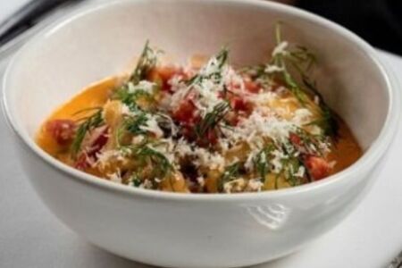 Черноморские рапаны с зеленым горошком и томатами в сливочном соусе 