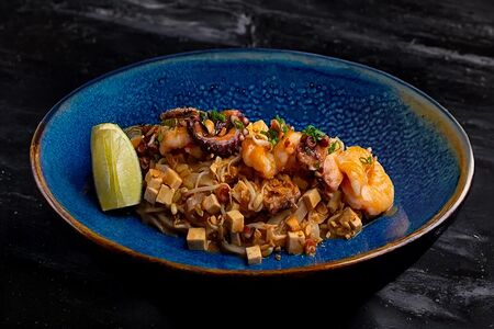 Рисовая лапша Пад-тай с креветками и осьминогом