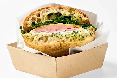 Сэндвич на чиабатте с колбасой и песто