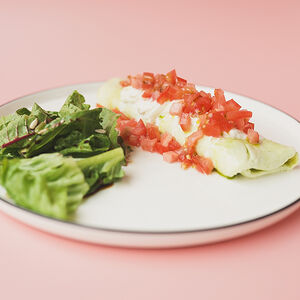 Зеленый омлет со страчателлой и томатами