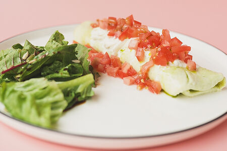 Зеленый омлет со страчателлой и томатами