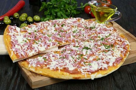 Пицца ветчина, сыр