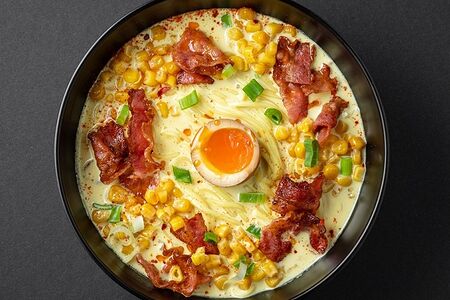 Сырный рамен с беконом и кукурузой