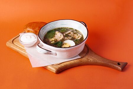 Зеленый борщ с цыпленком