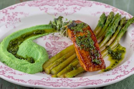 Лосось со спаржей и пюре из брокколи
