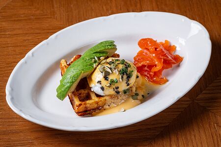 Картофельные вафли с лососем и соусом голландез