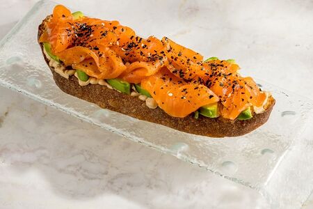 Брускетта с лососем и авокадо