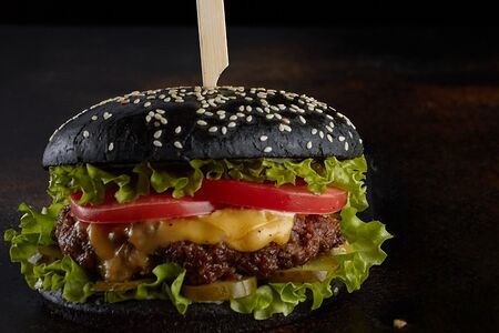 Бургер с котлетой из мраморной говядины