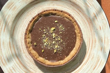 Тарталетка с фисташкой и шоколадным ганашем