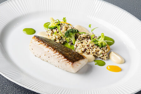 Треска со сливочным киноа и соусом из трав