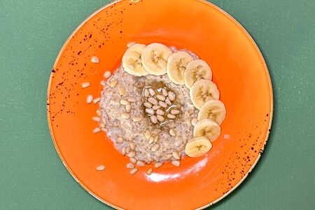 Каша овсяная с бананом, медом и кедровым орехом 