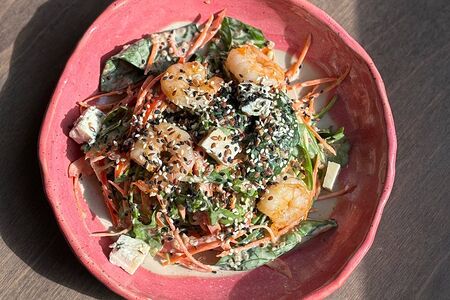 Салат с креветками и киноа