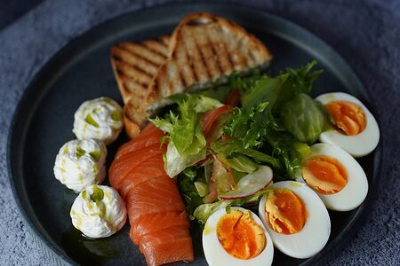 Завтрак с форелью и творожным сыром