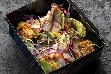 Салат с куриной грудкой и овощами