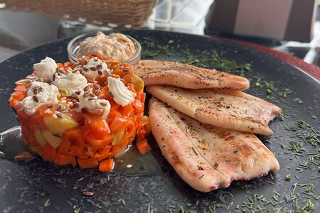 Кальмары гриль с тартаром из моркови