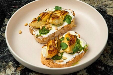 Брускетта с артишоками, мягким сыром, песто и кедровым орехом