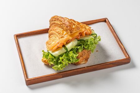 Круассан с лососем и голландским соусом 