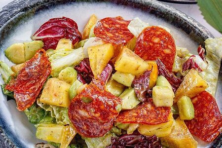 Салат с хурмой и печеным адыгейским сыром