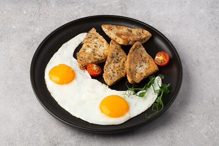 Яичница 2 яйца с гренками (в гостях у мамы) 