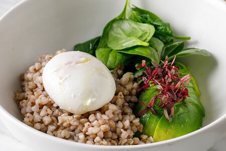 Полезный завтрак с зелёной гречей и яйцом пашот