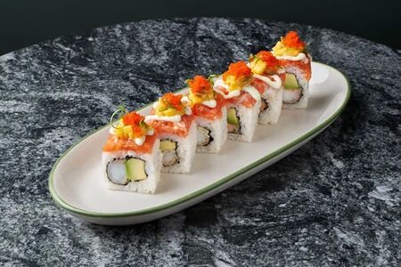 Спайси лосось с креветкой и манго