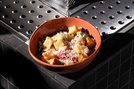 Салат Цезарь с креветками 