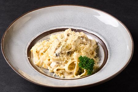 Фетучини с курицей и грибами