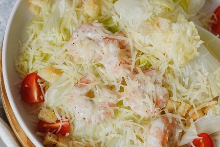 Салат Цезарь с креветками