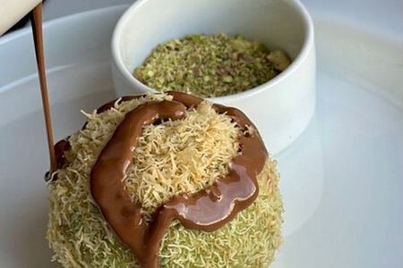 Фисташковый шар с шоколадом